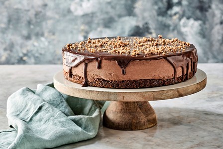 חברת כרמית חולקת מתכון חגיגי לקינוח עוגת מוס שוקולד עם אגוזי לוז מקורמלים