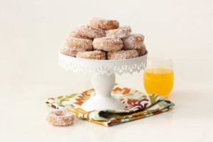 חוגגים חנוכה עם מימונ'ס חברת "מימונ'ס" ופיית העוגיות מגישים לרגל חנוכה מתכון לעוגיות חלומיות:  עוגיות יויו מטוגנות עם קוקוס ותפוזים