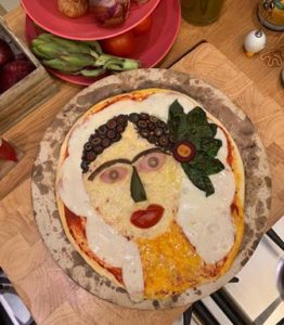 #פיצה_זאת_אמנות לרגל יום הפיצה הבינלאומי שיצוין ברחבי העולם ב-9 לפברואר סוגת אתגרה אמנים, סטייליסטים ואושיות קולינריה לעצב יצירת אמנות מהמאכל האיטלקי האהוב- פיצה