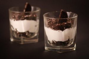 שבועות שמח עם "משומשו" – מגישה מתכון לעוגת גבינה טבעונית בכוסות:  עוגת גבינה טבעונית עם שוקולד לבן ופירורי עוגיות אוראו
