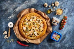 יום הפיצה הבינלאומי עם "פסטה ריקו"  חברת "פסטה ריקו" מגישה מתכון מיוחד לפיצה לבנה וחגיגית: פיצה לבנה עם פטריות, צ'ילי ורוטב שמנת